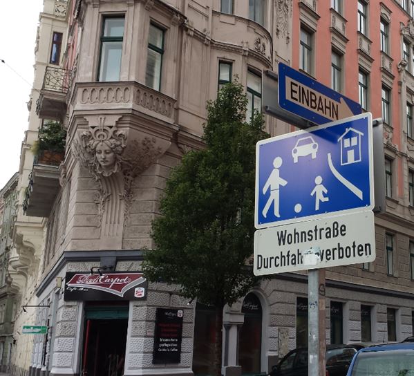 Eggerthgasse2, 1060: Beidseitig der Straße sehr große Wohnstraßenschilder mit Zusatzschild „Durchfahrt verboten“